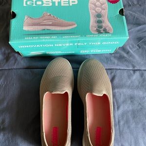 Skechers size 7 Go Walk